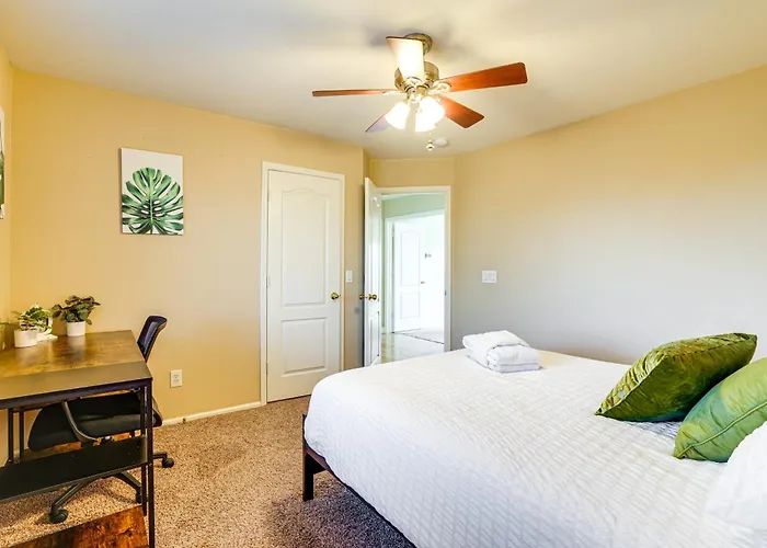 Abode: Pool, Views & On-site Fishing Holiday home Avondale