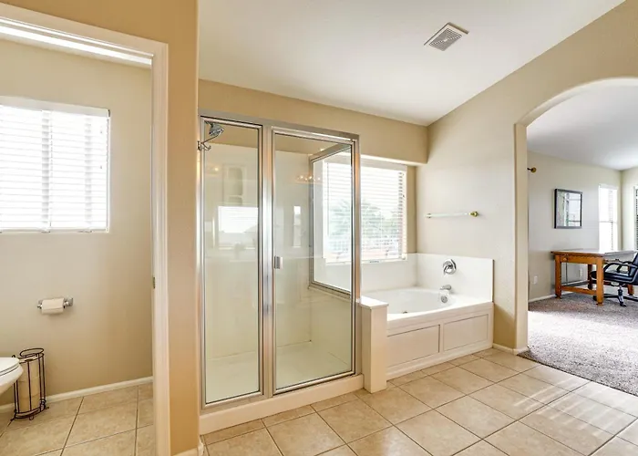 Abode: Pool, Views & On-site Fishing * Avondale